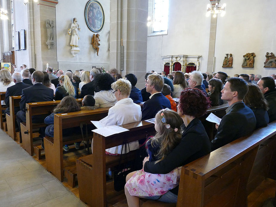 Feier der 1. Heiligen Kommunion in Sankt Crescentius (Foto: Karl-Franz Thiede)